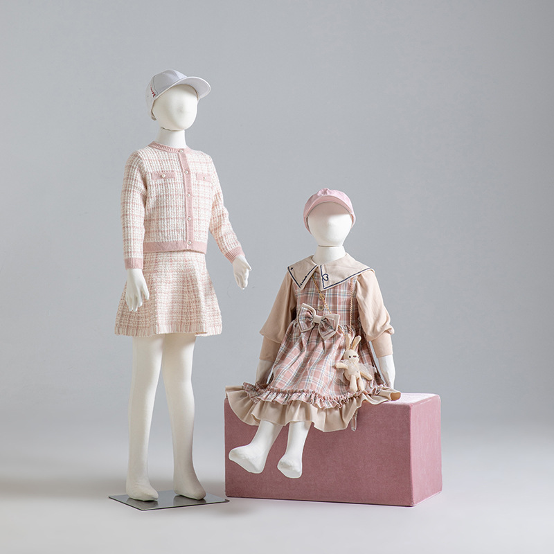 Baby Clothing Display Stand - Unisex oturan çocuk manken kıyafetler ile
